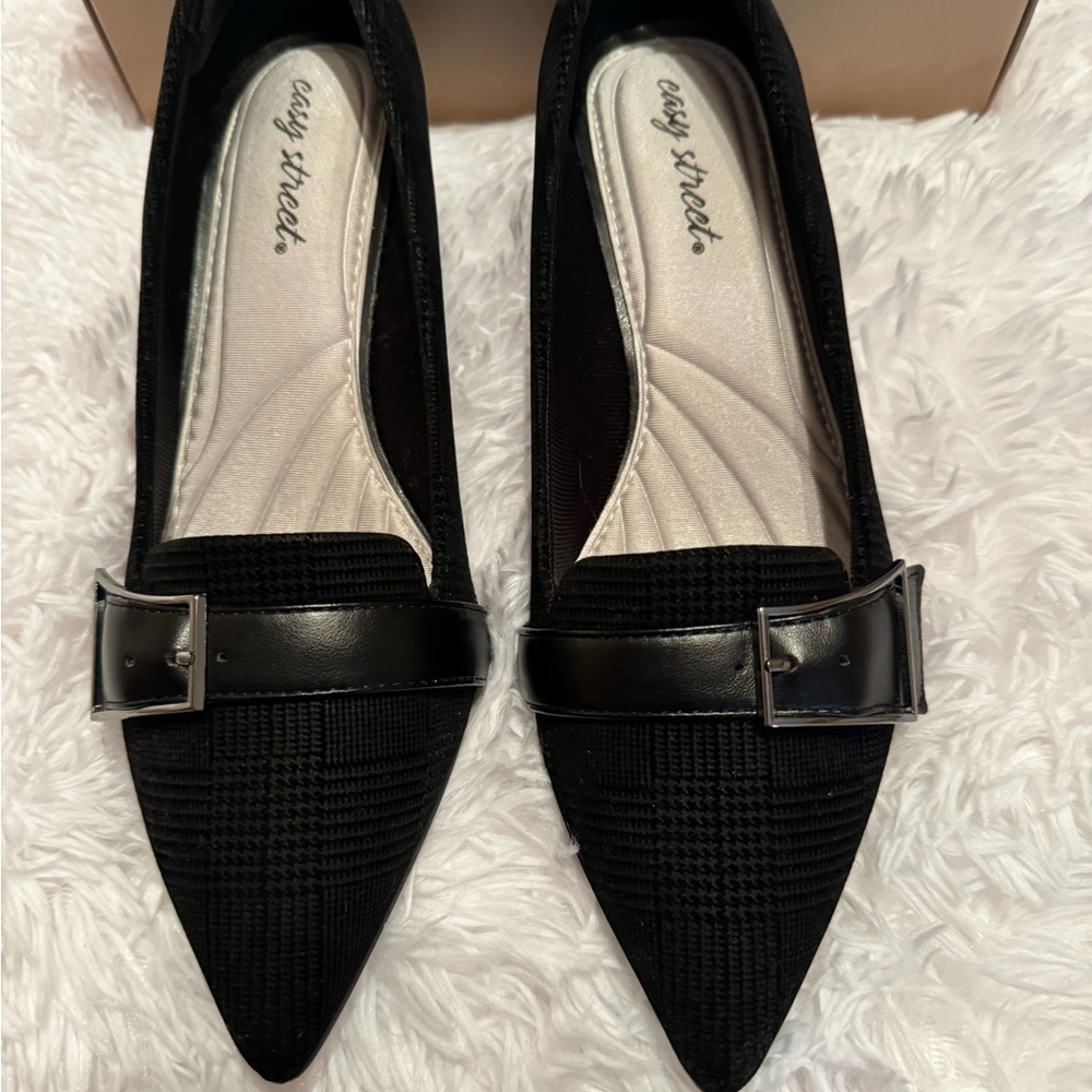 Easy Street black pump. Padded tricot lining and insole.